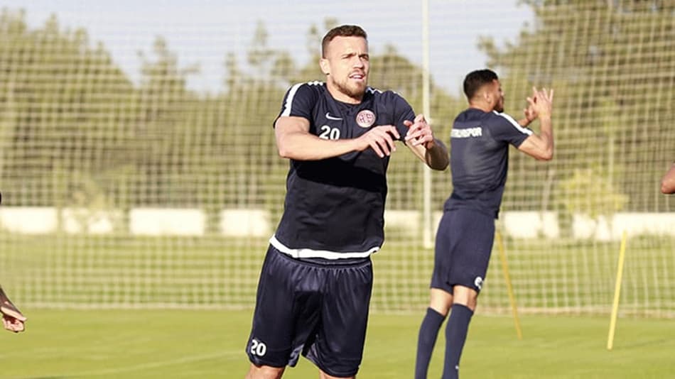 Brasileiro ex-Furacão e Verdão prioriza manutenção na elite turca com o Antalyaspor