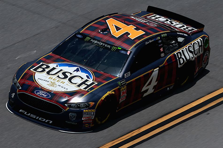 Kevin Harvick supera colega Kurt Busch e leva pole em Talladega