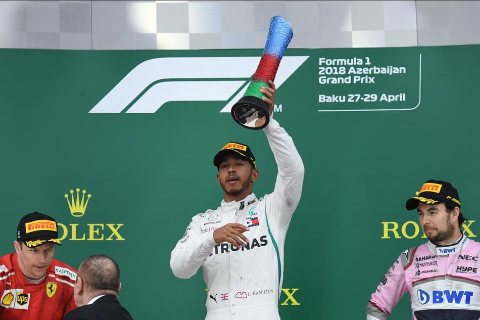 Corrida maluca no Azerbaijão: Hamilton conquista a vitória nas voltas finais
