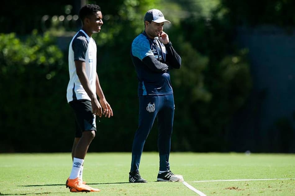 Com Santos unido por reação, Jair irá conversar com Rodrygo sobre assédio