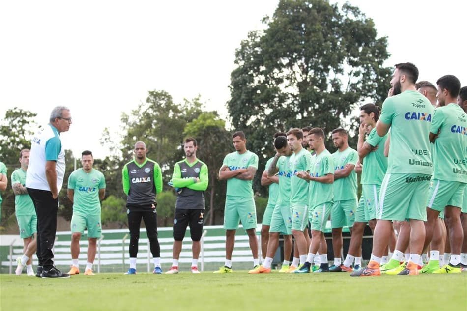 Hélio dos Anjos confirma lesões como principal fator para maus resultados