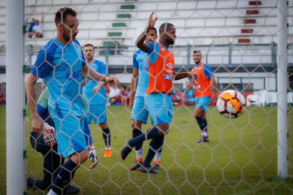 De olho no Vasco para Libertadores, Cruzeiro faz treino fechado no Rio