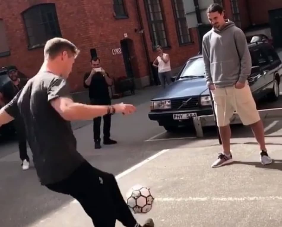 Jovem mostra habilidade com a bola nos pés e arranca aplausos de Ibrahimovic; Confira