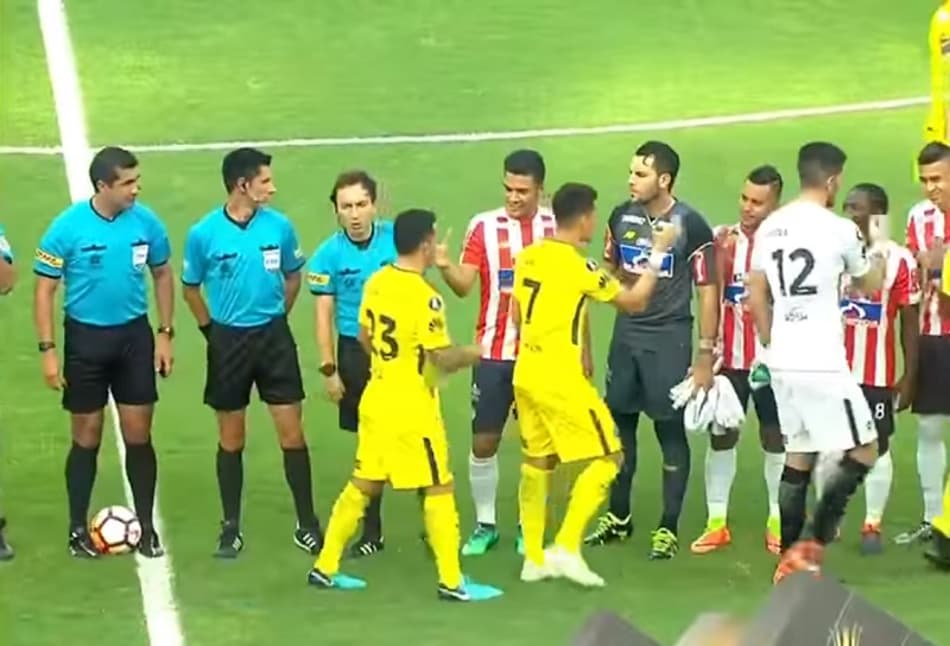 Tévez evita cumprimentar Teo Gutiérrez em jogo da Libertadores