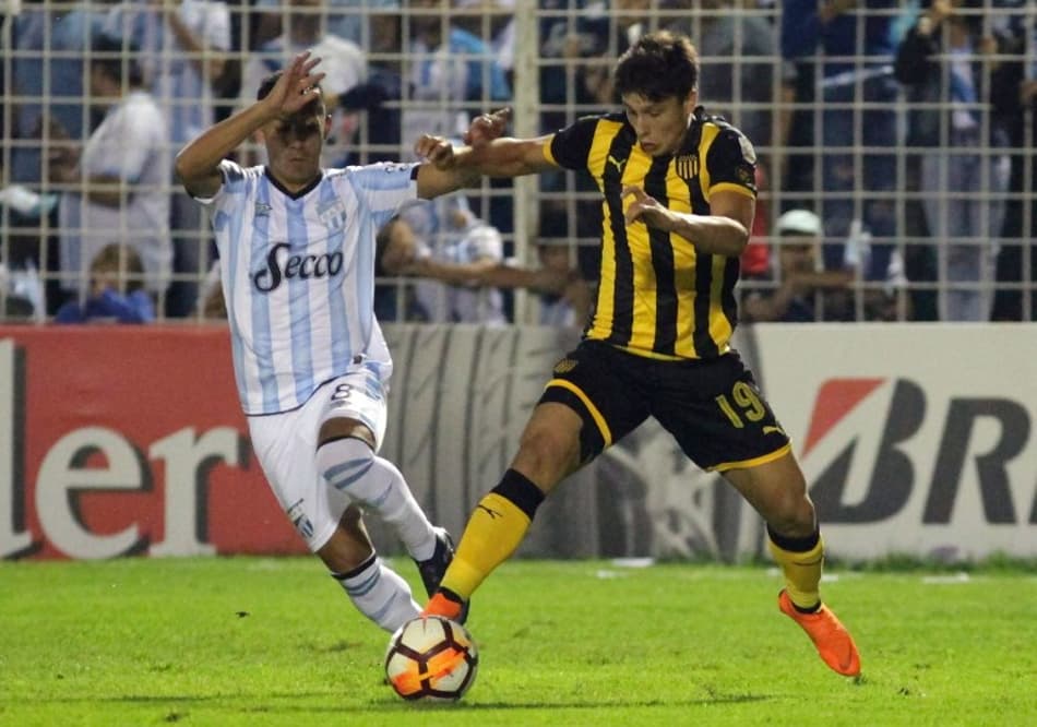 Dirigentes do Peñarol são retirados dos camarotes antes do apito final