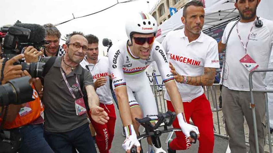 Dumoulin, atual campeão, vence a primeira etapa do Giro da Itália