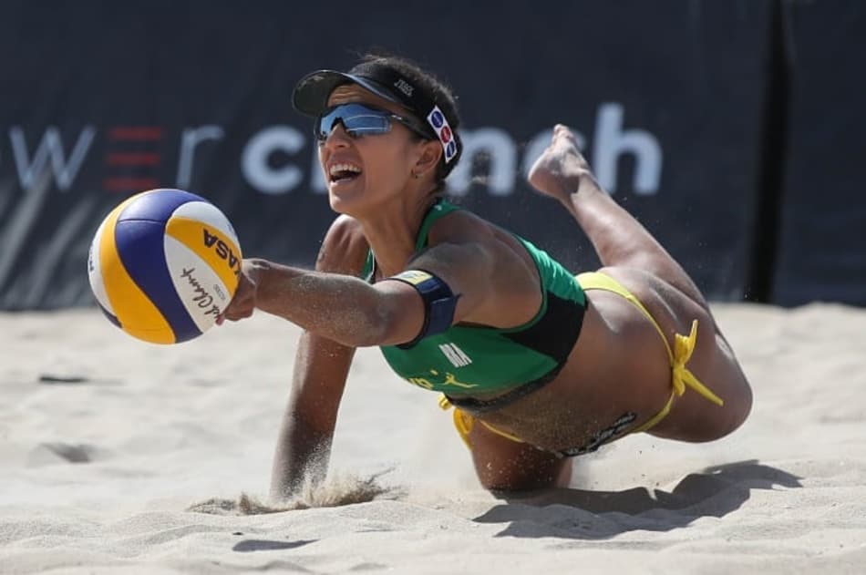 Bárbara Seixas completa 250 vitórias no circuito e mira na semifinal em Huntington Beach