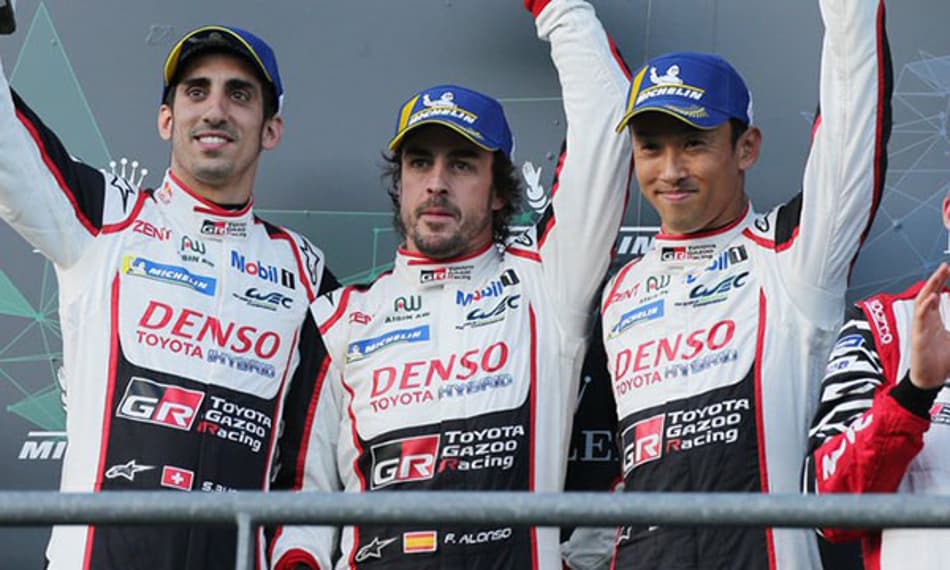 Alonso animado com vitória no WEC: "É tão bom sentir o pódio! Estarei aqui a noite toda"