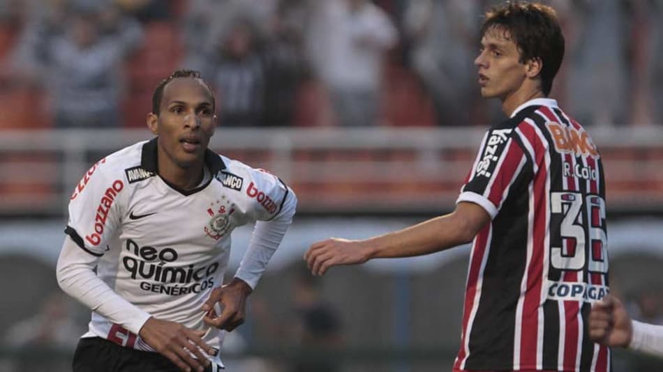 VÍDEO: Há nove anos, Corinthians goleava o São Paulo com show de Liédson no Pacaembu