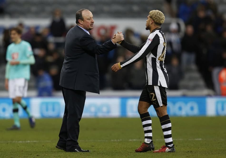 Lateral do Newcastle diz que técnico “está apaixonado pelo clube”