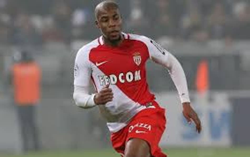 Após lesão, Djibril Sidibé volta a treinar com bola no Monaco