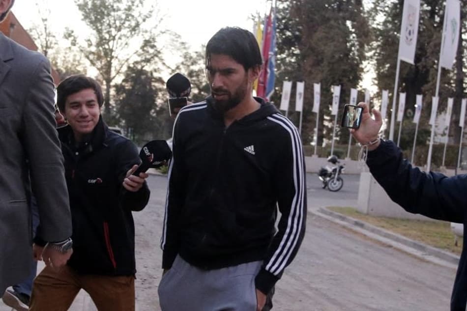 Após atirar mesa na torcida, Loco Abreu pega gancho no futebol chileno