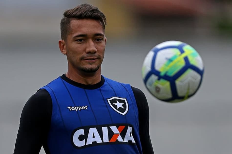 Jean treina com o grupo e sinaliza retorno contra o Bahia