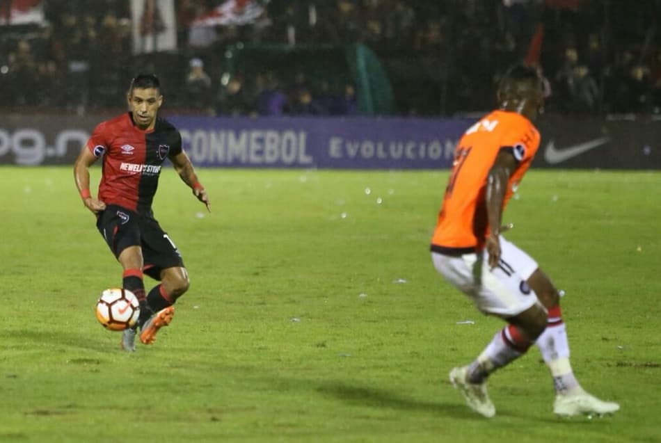 Furacão leva sufoco e perde, mas avança na Sul-Americana