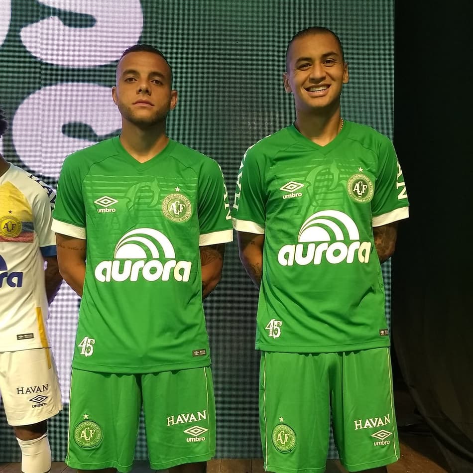 Em comemoração dos 45 anos, Chapecoense lança novo uniforme