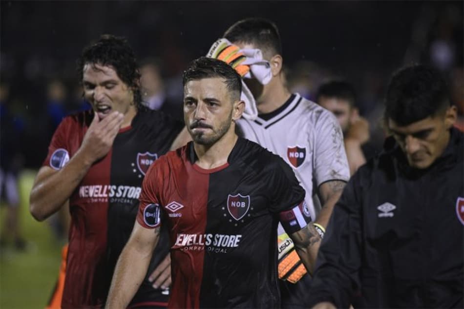 Torcida do Newell's Old Boys reconhece com aplausos esforço da equipe