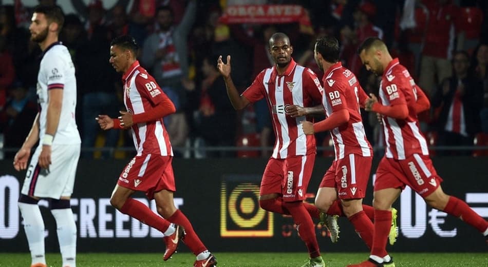 Português: virada e gol no fim marcam abertura da última rodada