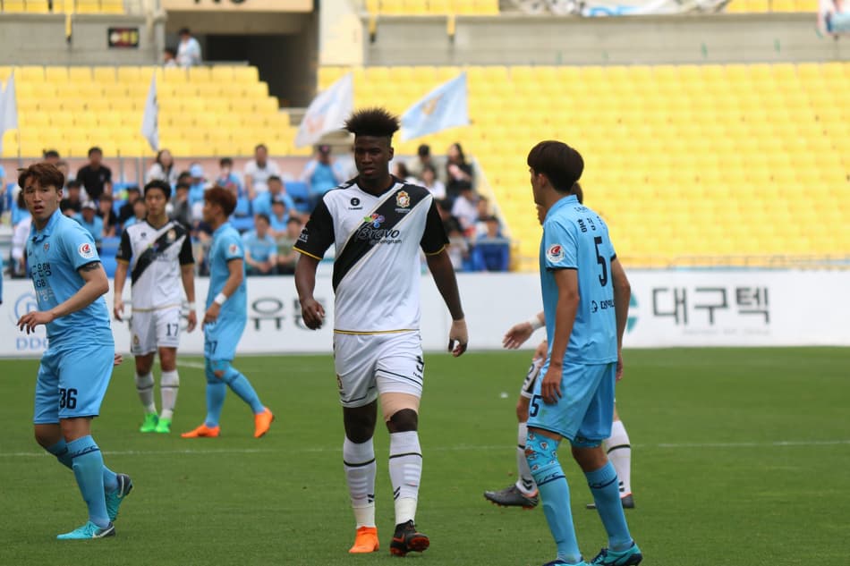 Atacante brasileiro se torna principal artilheiro de liga no futebol asiático