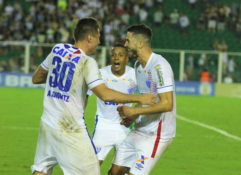 André Moritz comemora resultado do Avaí sobre o CRB na Série B