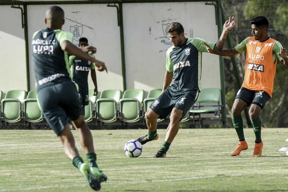 Após desgaste muscular, Rafael Moura retorna aos treinos do Coelho