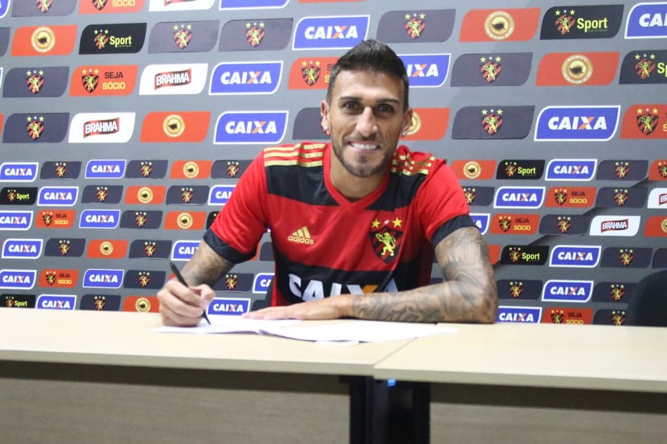 Rafa Marques é apresentado oficialmente como reforço do Sport