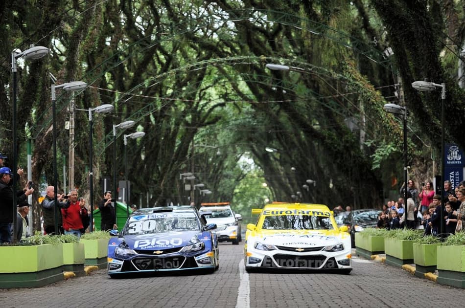 Stock Car agita Santa Cruz do Sul com carreata pelas ruas do Centro