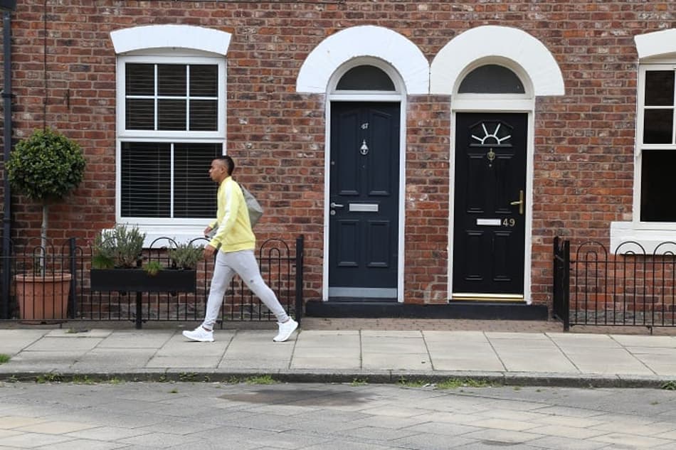 Campanha pinta rua de Manchester e homenageia foto de Gabriel Jesus