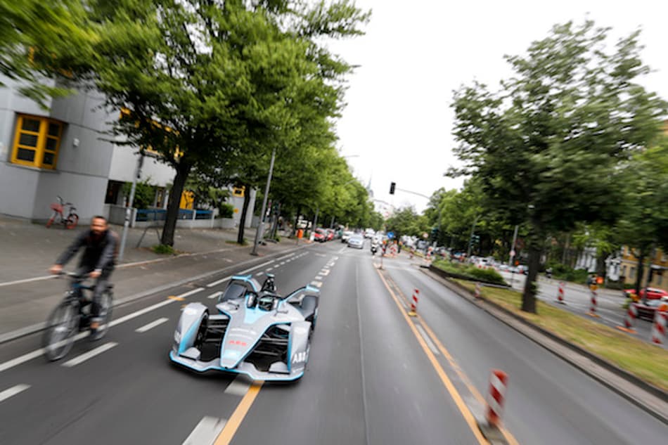 Nico Rosberg anda pelas ruas de Berlim com novo Fórmula E