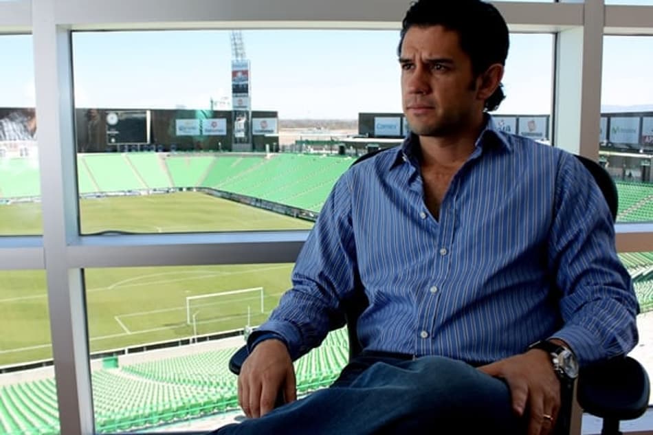 No México, presidente de clube se irrita e abandona entrevista