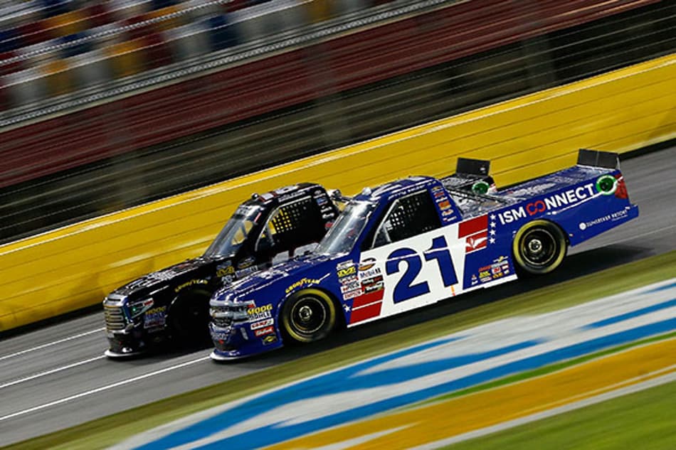 Johnny Sauter vence Truck Series no Charlotte Motor Speedway