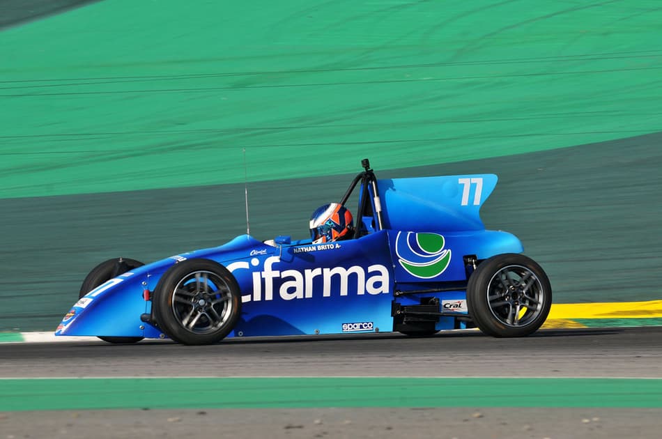 Novo carro da Fórmula Vee mostra sua força e domina etapa em Interlagos