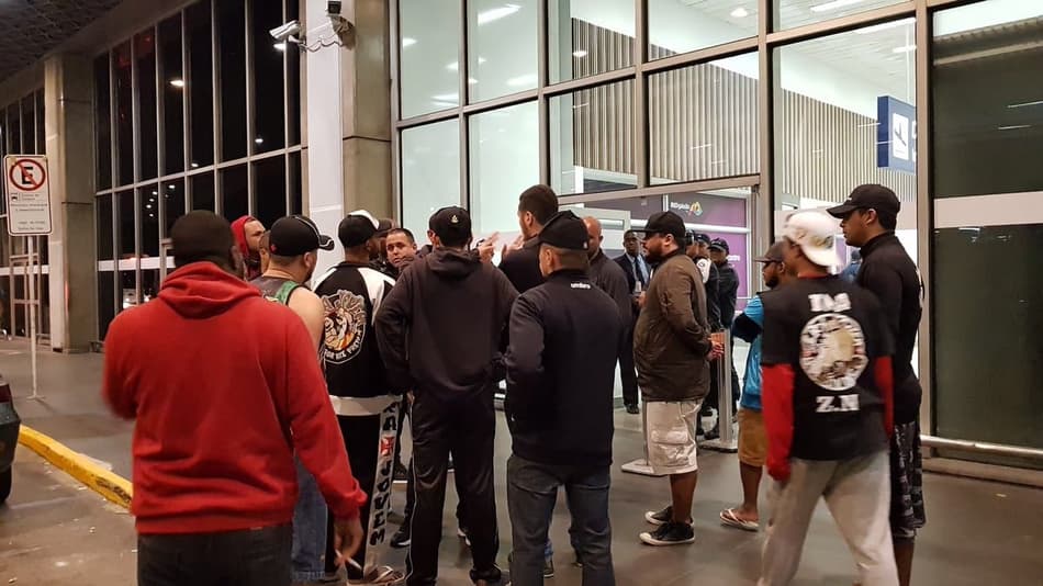 Quarteto de polêmica do Vasco chega ao Rio, dribla torcida e evita protesto