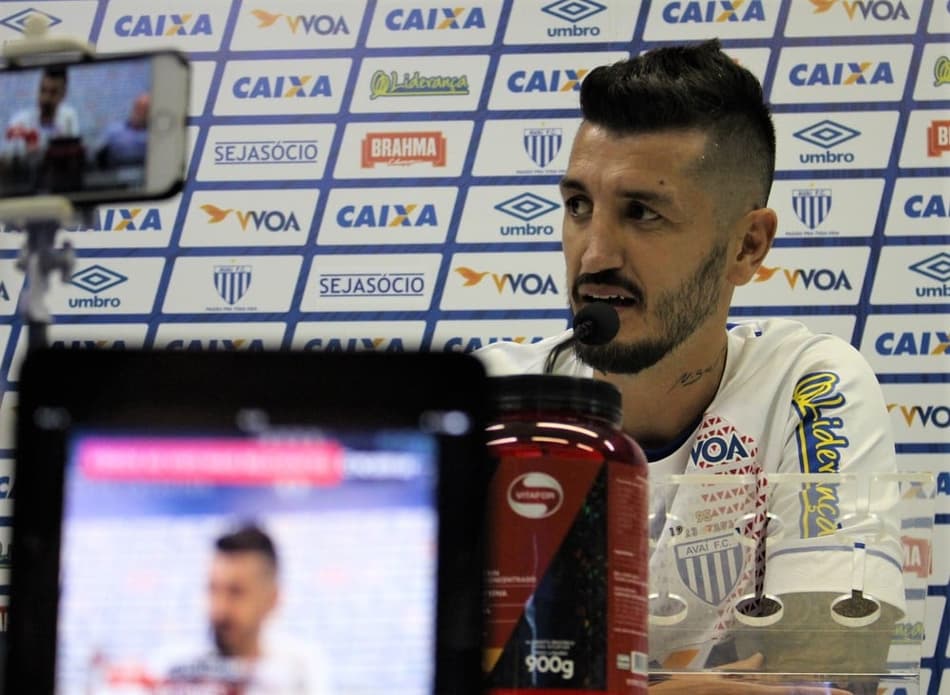 Ex-Figueirense, zagueiro Marquinhos é apresentado no Avaí e promete raça