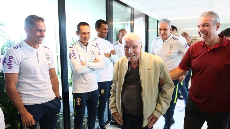 Nesta semana, dirigentes dos 16 clubes do Rio de Janeiro estiveram em reunião na Federação de Futebol do Estado (FERJ) e definiram mudanças para o Campeonato Carioca de 2019. Entre elas, o troféu da competição terá o nome de Zagallo, ídolo do futebol mundial, que realizou uma bela trajetória na Seleção Brasileira com os títulos das Copas do Mundo de 1958 e 1962, como jogador, e em 1994, como assistente. Além disso, Zagallo também foi treinador do time Canarinho nos Mundiais de 1974 e 1998. Veja outros esportistas que tiveram seus nomes estampados em taças.