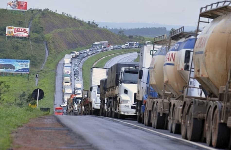 Greve de caminhoneiros (Foto: Agência Brasil)