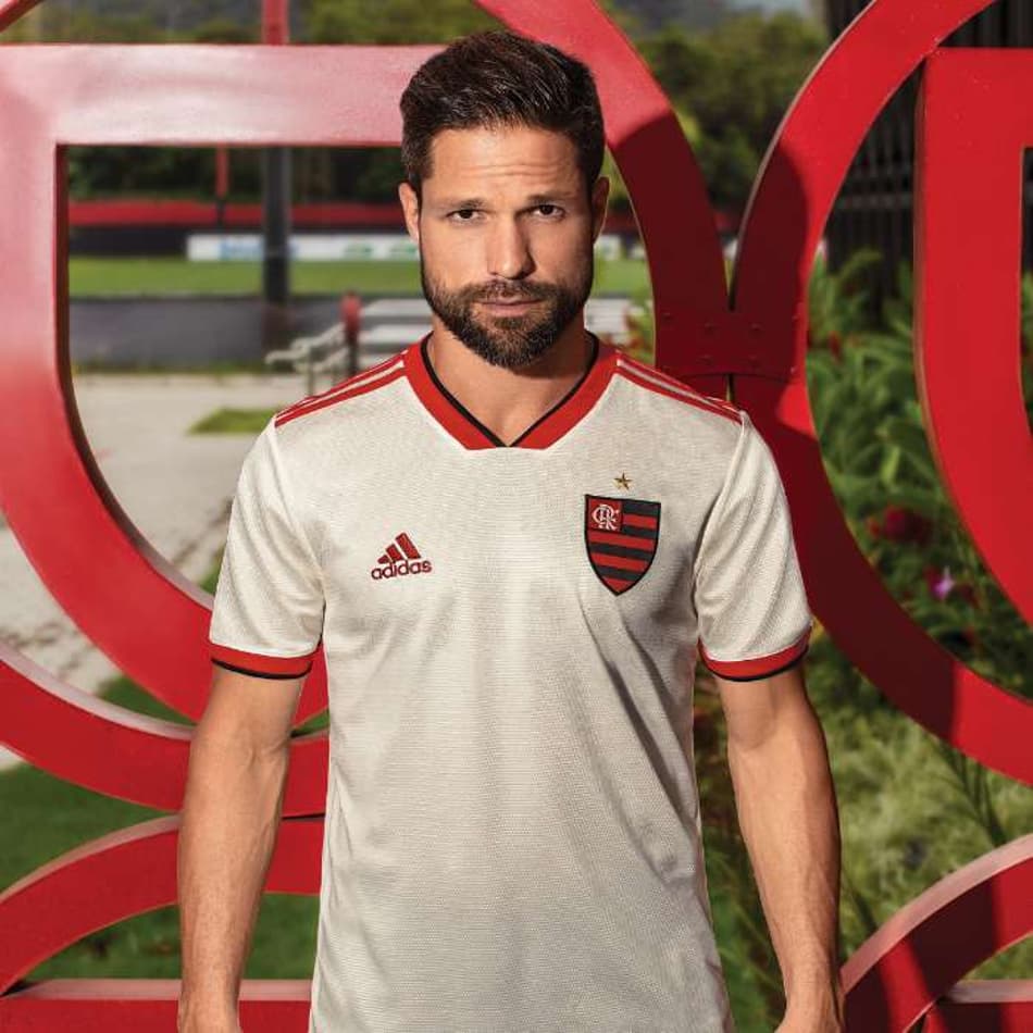 Com escudo completo de volta, Flamengo lança a nova segunda camisa
