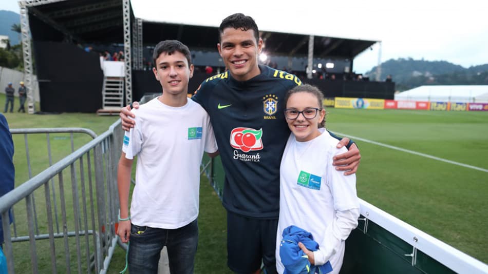 Thiago Silva recebe pulseira de embaixadores do F4F