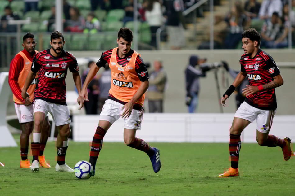 Léo Duarte e Thuler são elogiados por Barbieri: ‘Ganhamos opções’