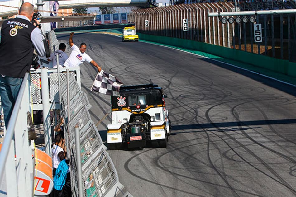 Copa Truck: Roberval Andrade supera problemas e vence as duas em Interlagos