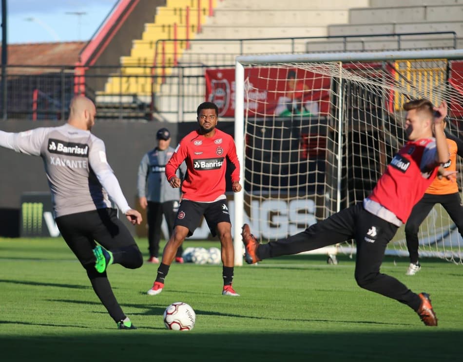 Ainda sem ter voltado a jogar, Nirley tenta controlar ansiedade