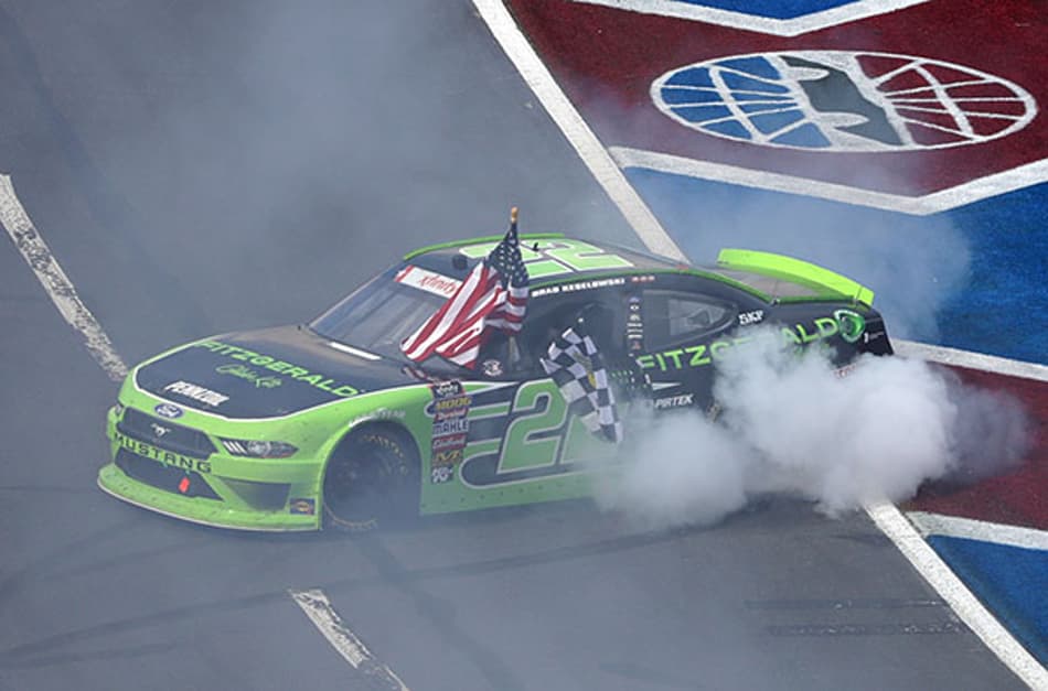 Brad Keselowski triunfa na corrida da NASCAR Xfinity em Charlotte