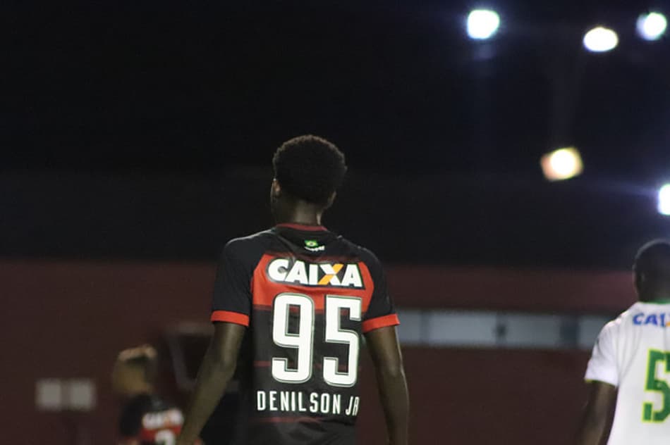 Apesar do empate, Denílson elogia bastante desempenho do Vitória