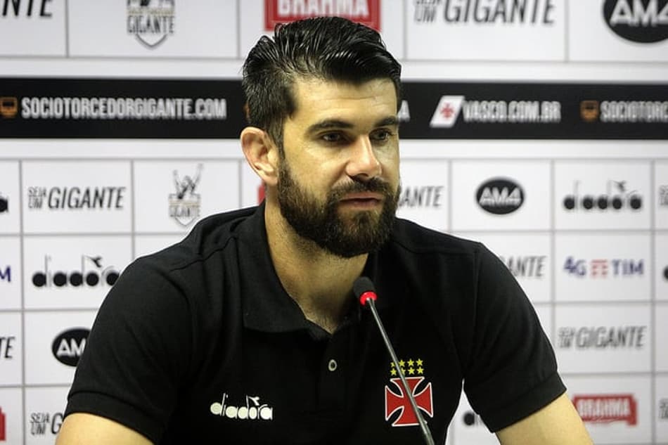 Goleiro do Vasco diz que marca negativa incomoda e pede equilíbrio