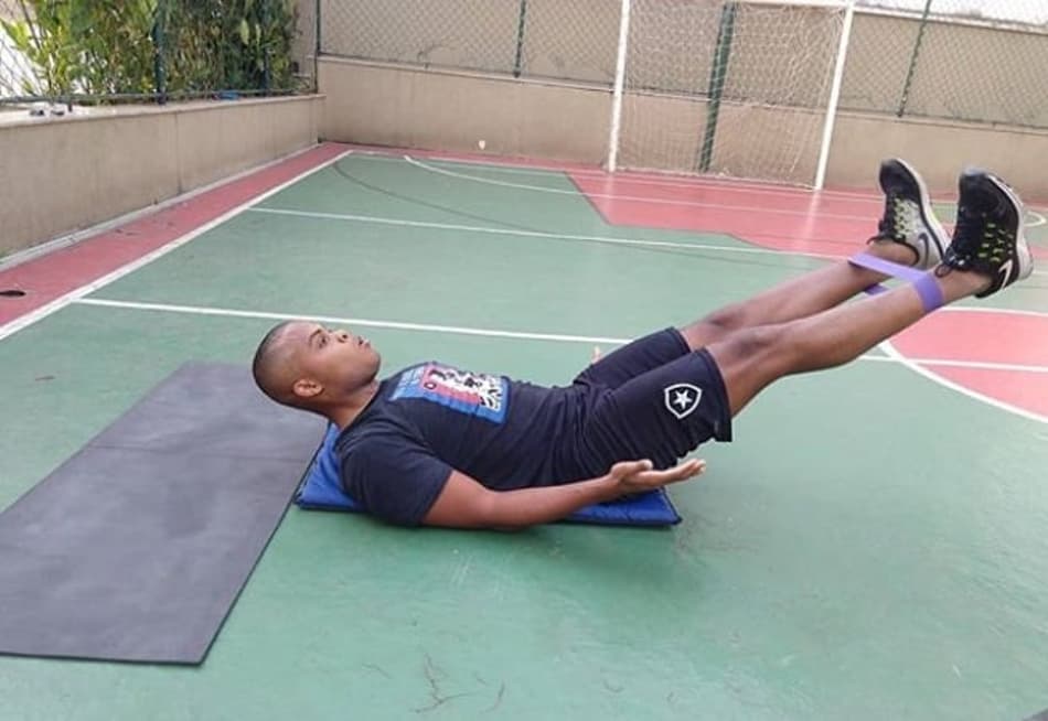 Tanque inicia treinos fora do Bota enquanto aguarda novo empréstimo