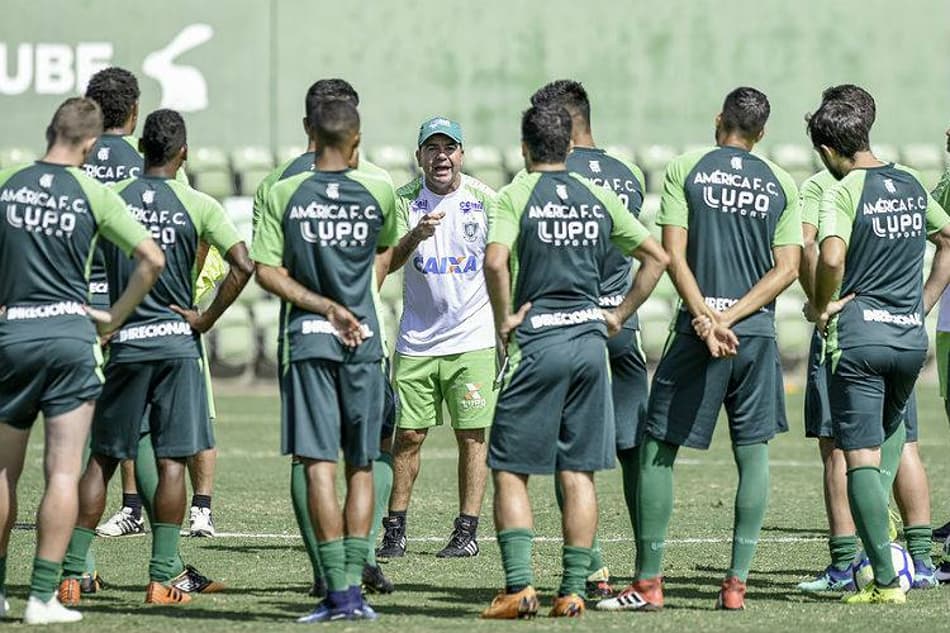 América-MG faz treinamento tático sem Rafael Moura e Ruy