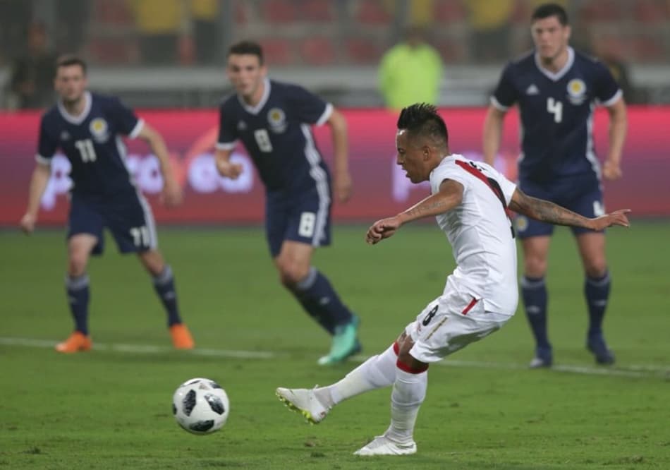 Com gols de Cueva e Farfán, Peru vence Escócia em Lima