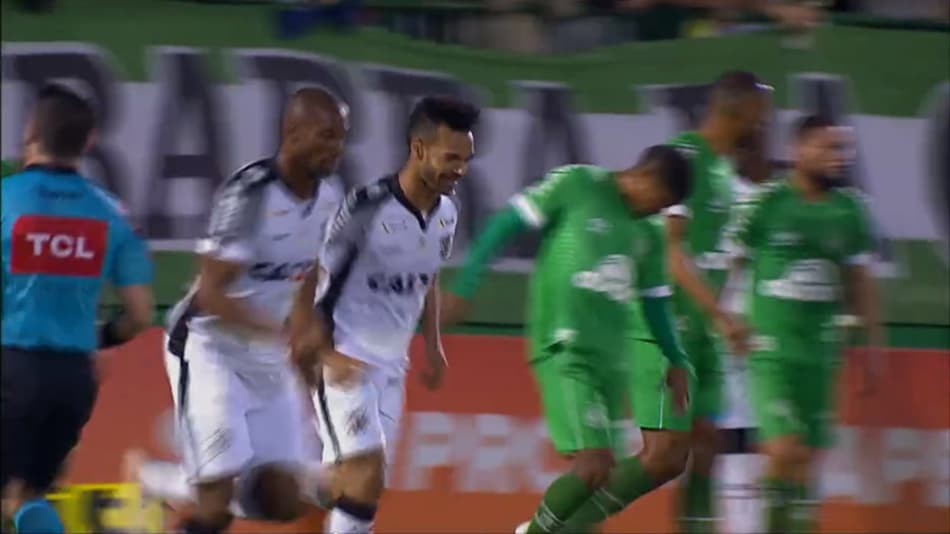 Chape leva a melhor na Arena Condá e afunda Ceará no Z-4