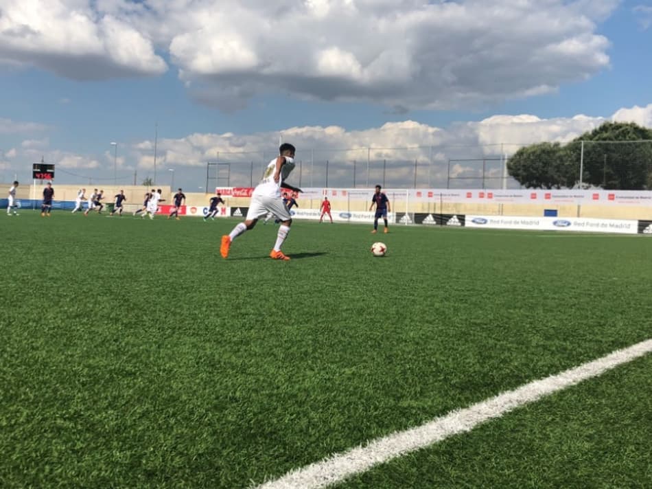 Camisa 10 marca, mas Santos perde do Barça e é eliminado no sub-17