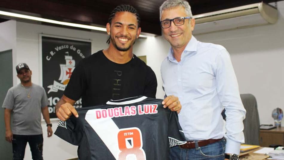 Douglas recebeu camisa personalizada do presidente Alexandre Campello. Veja a seguir a galeria LANCE!