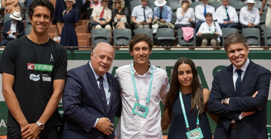 Catarinense e paulista recebem homenagem de Melo na quadra central de Roland Garros
